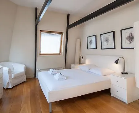 Short Group Dam Square